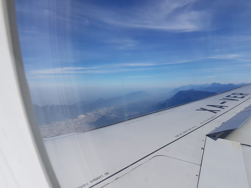 Spoilers de un Sukhoi SSJ-100 de Interjet desplegados en aproximación a la ciudad de Monterrey, México... en algún punto de la foto se encuentra mi cuartel general